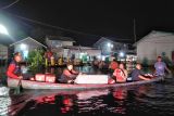 Mensos menyalurkan bantuan korban banjir di Sanggau Kalbar