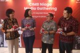 Head of Regional Jatim CIMB Niaga Rhena Octaria (kedua kiri) berbincang bersama Corporate Communication Head Hery Kurniawan (kedua kanan), Branch Area Head Jatim area VI Eliyawati Jinawan (kiri), dan Branch Manager Kediri Alif Putra (kanan) saat gathering media di Kediri, Jawa Timur, Jumat (6/9/2024). CIMB Niaga mengoptimalkan costomer experienc nasabah melalui layanan berbasis digital dan berhasil berkontribusi pada pertumbuhan laba sebelum pajak konsolidasi secara nasional pada semester pertama 2024 mencapai Rp4,4 triliun atau naik sebesar 5,8 persen YoY. ANTARA Jatim/Prasetia Fauzani/mas.