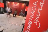 Corporate Communication Head CIMB Niaga Hery Kurniawan (kanan) didampingi Head of Regional Jatim Rhena Octaria (kiri) memaparkan capaian layanan berbasis digital CIMB Niaga di Kediri, Jawa Timur, Jumat (6/9/2024). CIMB Niaga mengoptimalkan costomer experienc nasabah melalui layanan berbasis digital dan berhasil berkontribusi pada pertumbuhan laba sebelum pajak konsolidasi secara nasional pada semester pertama 2024 mencapai Rp4,4 triliun atau naik sebesar 5,8 persen YoY. ANTARA Jatim/Prasetia Fauzani/mas.