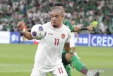 Pesepak bola Timnas Indonesia Ragnar Oratmangoen (depan) melindungi bola dari pesepak bola Arab Saudi pada pertandingan babak pertama laga Grup C putaran ketiga Kualifikasi Piala Dunia 2026 zona Asia di Stadion King Abdullah Sports City, Jeddah, Arab Saudi, Jumat (6/9/2024) dini hari. Pertandingan berakhir imbang dengan skor 1-1. ANTARA FOTO/HO-PSSI/gp