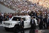 Pemimpin Takhta Suci Vatikan Paus Fransiskus (tengah) menggunakan mobil Maung MV3 saat memasuki area Misa Akbar di Stadion Utama Gelora Bung Karno (GBK) Senayan, Jakarta, Kamis (5/9/2024). ANTARA FOTO/Akbar Nugroho Gumay/wsj.