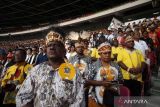 Ribuan umat Katolik mengikuti misa bersama Pemimpin Takhta Suci Vatikan Paus Fransiskus di Stadion Utama Gelora Bing Karno (GBK) Senayan, Jakarta, Kamis (5/9/2024). Dalam Misa tersebut Paus memberikan pesan agar masyarakat Indonesia tidak lelah dalam menebarkan jala persatuan. ANTARA FOTO/Muhammad Iqbal/wsj.