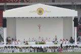 Pemimpin Takhta Suci Vatikan Paus Fransiskus memimpin langsung misa di Stadion Utama Gelora Bing Karno (GBK) Senayan, Jakarta, Kamis (5/9/2024).Dalam Misa tersebut Paus memberikan pesan agar masyarakat Indonesia tidak lelah dalam menebarkan jala persatuan. ANTARA FOTO/Muhammad Iqbal/wsj.