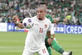 Pesepak bola Timnas Indonesia Ragnar Oratmangoen (depan) melindungi bola dari pesepak bola Arab Saudi pada pertandingan babak pertama laga Grup C putaran ketiga Kualifikasi Piala Dunia 2026 zona Asia di Stadion King Abdullah Sports City, Jeddah, Arab Saudi, Jumat (6/9/2024) dini hari. Pertandingan berakhir imbang dengan skor 1-1. ANTARA FOTO/HO-PSSI/mrh/nym.