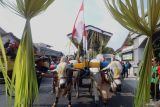 Peserta mengikuti Parade Cikar di kawasan monumen Simpang Lima Gumul, Kediri, Jawa Timur, Sabtu (7/9/2024). Parade 41 cikar atau gerobak sapi tersebut sebagai upaya pemerintah daerah setempat melestarikan dan mengapresiasi masyarakat yang masih tetap menggunakan cikar sebagai alat transportasi pedesaan. Antara Jatim/Prasetia Fauzani/um