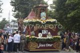 Kafilah asal Jawa Timur mengendarai mobil hias saat mengikuti Pawai Ta'aruf Musabaqah Tilawatil Qur'an (MTQ) Nasional ke-30 Tahun 2024 di Samarinda, Kalimantan Timur, Sabtu (7/9/2024). Pawai yang diikuti sekitar 20 provinsi dan 10 kabupaten/kota se-Kaltim tersebut rangkaian dari MTQ Nasional ke-30 yang bertemakan Mewujudkan Masyarakat Cinta Al-quran untuk Bangsa yang Bermartabat di Bumi Nusantara. Antara Kaltim/M Risyal Hidayat