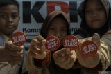 Sejumlah siswa menunjukkan pin antikorupsi saat Roadshow Bus KPK di pendopo kantor Gubernur Banten, Kawasan Pusat Pemerintahan Provinsi Banten (KP3B), Kota Serang, Banten, Sabtu (7/9/2024). Kegiatan Roadshow Bus KPK Jelajah Negeri Bangun Antikorupsi yang digelar di 12 kabupaten/kota di empat provinsi Pulau Jawa tersebut bertujuan untuk membangun kesadaran seluruh lapisan masyarakat akan sikap antikorupsi. ANTARA FOTO/Angga Budhiyanto/gp