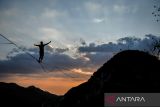 Pegiat olahraga ekstrem berjalan di atas tali webbing pada acara Indonesia Highline Festival di Tebing Hawu, Padalarang, Kabupaten Bandung Barat, Jawa Barat, Sabtu (7/9/2024). Indonesia Highline Festival 2024 yang diikuti oleh pegiat olahraga highline dari berbagai negara seperti Indonesia, Argentina, India, Australia, dan Austria tersebut bertujuan untuk mempromosikan olahraga highline kepada masyarakat luas serta sebagai upaya melestarikan Kawasan Konservasi Karst Citatah. ANTARA FOTO/Raisan Al Farisi/agr
