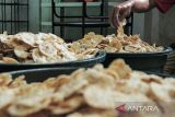 Pekerja menata keripik tempe di rumah produksi di Nagrak, Kabupaten Sukabumi, Jawa Barat, Sabtu (7/9/2024). Menteri Koperasi dan UKM Teten Masduki menyatakan sebanyak 99 persen pelaku usaha merupakan UMKM serta yang berkontribusi terhadap Produk Domestik Bruto (PDB) mencapai 61 persen dan menyerap 97 persen lapangan kerja. ANTARA FOTO/Henry Purba/agr
