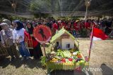 Warga memainkan angklung secara bersama-sama saat acara tradisi Sedekah Bumi di Cibuntu, Pesawahan, Kuningan, Jawa Barat, Sabtu (7/9/2024). Tradisi sedekah bumi tersebut merupakan wujud syukur masyarakat atas perolehan hasil bumi selama ini yang mampu meningkatkan perekonimian warga. ANTARA FOTO/Dedhez Anggara/agr