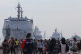 Warga mengunjungi Naval Base Open Day di Koarmada II, Surabaya, Jawa Timur, Sabtu (7/9/2024). Kegiatan Naval Base Open Day yang terbuka bagi masyarakat itu merupakan rangkaian kegiatan menyambut HUT ke-79 TNI AL. ANTARA Jatim/Didik Suhartono/mas.