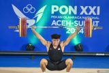 Lifter Banten Rizki Juniansyah melakukan angkatan clean and jerk saat angkat besi kelas 89 kilogram putra PON XXI Aceh-Sumut 2024 di GOR Seuramoe Angkat Besi Harapan Bangsa, Banda Aceh, Aceh, Sabtu (7/9/2024). Rizki Juniansyah berhasil meraih emas sekaligus memecahkan rekor nasional dengan total angkatan 360 kg melampaui rekor sebelumnya yakni 337 kilogram atas nama Muhammad Zul Ilmi. ANTARA FOTO/Budi Candra Setya/gp