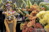 Peserta mengikuti parade Festival Sukabumi Suka Bunga di Palabuhanratu, Kabupaten Sukabumi, Jawa Barat, Minggu (8/9/2024). Pemerintah Kabupaten Sukabumi menggelar festival tersebut dalam rangka memperkenalkan potensi wisata dan pertanian di Kabupaten Sukabumi. ANTARA FOTO/Henry Purba/agr