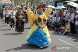 Peserta mengikuti parade Festival Sukabumi Suka Bunga di Palabuhanratu, Kabupaten Sukabumi, Jawa Barat, Minggu (8/9/2024). Pemerintah Kabupaten Sukabumi menggelar festival tersebut dalam rangka memperkenalkan potensi wisata dan pertanian di Kabupaten Sukabumi. ANTARA FOTO/Henry Purba/agr