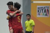 Pemain futsal Banten Ivan Nabil (kiri) memeluk rekannya Nabil Ahmad usai mengalahkan tim futsal NTT pada perebutan peringkat ketiga futsal putra PON XXI Aceh-Sumut 2024 di Arena Futsal Dinas Pemuda dan Olahraga Sumatera Utara (Disporasu), Deli Serdang, Sumatera Utara, Minggu (8/9/2024). Banten berhasil meraih perunggu usai mengalahkan NTT dengan skor 4-3. ANTARA FOTO/Fauzan/gp