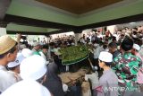 Warga mengangkat jenazah ulama kharismatik Aceh Tgk Muhammad Yusuf A Wahab saat pemakaman di komplek  Dayah Babussalam Al Aziziyah Jeunieb, Kabupaten Bireuen, Aceh, Minggu (8/9/2024). Tgk Muhammad Yusuf A Wahab yang dikenal dengan panggilan Tu Sop juga merupakan bakal calon Wakil Gubernur Aceh yang berpasangan dengan Bustami Hamzah pada Pilkada 2024 itu meninggal dunia pada sabtu (8/9/2024) setelah mendapat perawatan di salah satu rumah sakit di Jakarta. ANTARA FOTO/Ampelsa.