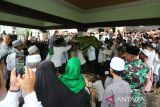 Warga mengangkat jenazah ulama kharismatik Aceh Tgk Muhammad Yusuf A Wahab saat pemakaman di komplek  Dayah Babussalam Al Aziziyah Jeunieb, Kabupaten Bireuen, Aceh, Minggu (8/9/2024). Tgk Muhammad Yusuf A Wahab yang dikenal dengan panggilan Tu Sop juga merupakan bakal calon Wakil Gubernur Aceh yang berpasangan dengan Bustami Hamzah pada Pilkada 2024 itu meninggal dunia pada sabtu (8/9/2024) setelah mendapat perawatan di salah satu rumah sakit di Jakarta. ANTARA FOTO/Ampelsa.