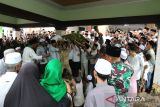 Warga mengangkat jenazah ulama kharismatik Aceh Tgk Muhammad Yusuf A Wahab saat pemakaman di komplek  Dayah Babussalam Al Aziziyah Jeunieb, Kabupaten Bireuen, Aceh, Minggu (8/9/2024). Tgk Muhammad Yusuf A Wahab yang dikenal dengan panggilan Tu Sop juga merupakan bakal calon Wakil Gubernur Aceh yang berpasangan dengan Bustami Hamzah pada Pilkada 2024 itu meninggal dunia pada sabtu (8/9/2024) setelah mendapat perawatan di salah satu rumah sakit di Jakarta. ANTARA FOTO/Ampelsa.