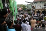 Ribuan  warga menghadiri prosesi pemakaman jenazah ulama kharismatik Aceh Tgk Muhammad Yusuf A Wahab saat pemakaman di komplek  Dayah Babussalam Al Aziziyah Jeunieb, Kabupaten Bireuen, Aceh, Minggu (8/9/2024). Tgk Muhammad Yusuf A Wahab yang dikenal dengan panggilan Tu Sop juga merupakan bakal calon Wakil Gubernur Aceh yang berpasangan dengan Bustami Hamzah pada Pilkada 2024 itu meninggal dunia pada sabtu (8/9/2024) setelah mendapat perawatan di salah satu rumah sakit di Jakarta. ANTARA FOTO/Ampelsa.