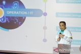 Direktur Sales & Distribution BSI Anton Sukarna saat memaparkan dukungan dan peran BSI untuk gelaran PON XXI 2024 pada konferensi pers di Landmark BSI Aceh, Banda Aceh, Minggu sore (8/9).

Sejumlah inisiatif strategis dalam rangka menyukseskan PON XXI 2024 di Aceh BSI memastikan kelancaran transaksi keuangan bagi atlet, official, dan penonton PON, serta masyarakat luas. Mulai dari penambahan jumlah ATM/CRM, EDC, merchant QRIS, optimalisasi kanal digital BSI Mobile, hingga BSI Agen untuk semakin memperkuat dan memperluas layanan keuangan BSI.