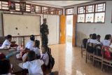 Satgas Pamputer Kodam XIII/Merdeka jadi pendidik bantu cerdaskan anak-anak perbatasan