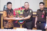 Kejari serahkan uang sitaan kasus  korupsi Bawaslu ke Pemkab OKU Timur