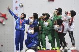Tim atlet panjat tebing Banten (kiri), bersama Tim atlet panjat tebing Jawa Timur (tengah) dan Tim atlet panjat tebing Jawa Tengah (kanan) berswa foto saat upacara penganugerahan medali nomor speed relay putri PON XXI Aceh-Sumut 2024 di venue Panjat Tebing, kompleks Stadion Harapan Bangsa, Banda Aceh, Aceh, Minggu (8/9/2024). Tim atlet panjat tebing Jawa Timur meraih medali emas dengan catatan waktu 21.52 detik, perak diraih tim Banten dengan catatan waktu 23.36 detik, dan perunggu diraih tim Jawa Tengah dengan catatan waktu 25.15 detik. ANTARA FOTO/Adeng Bustomi/gp