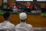 Ketua Majelis Hakim Arie Ferdian (kanan) memimpin jalannya sidang Peninjauan Kembali (PK) kasus pembunuhan Vina Cirebon di Pengadilan Negeri Kota Cirebon, Jawa Barat, Senin (9/9/2024). Enam terpidana kasus itu mengajukan PK karena merasa tidak terlibat dalam kasus pembunuhan Vina dan Eky pada tahun 2016. ANTARA FOTO/Dedhez Anggara/agr