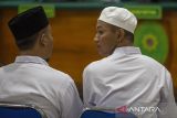 Terpidana kasus pembunuhan Vina Cirebon Rifaldi (kanan) menjalani sidang Peninjauan Kembali (PK) di Pengadilan Negeri Kota Cirebon, Jawa Barat, Senin (9/9/2024). Enam terpidana kasus itu mengajukan PK karena merasa tidak terlibat dalam kasus pembunuhan Vina dan Eky pada tahun 2016. ANTARA FOTO/Dedhez Anggara/agr