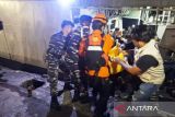 KRI Layang mengevakuasi empat nelayan korban kebakaran kapal di Selat Makassar