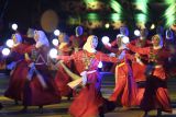 Sejumlah penari membawakan tari kolosal Kesah Cahaya saat pembukaan Musabaqah Tilawatil Qur'an (MTQ) Nasional ke-30 Tahun 2024 di Stadion Gelora Kadrie Oening, Samarinda, Kalimantan Timur, Minggu (8/9/2024). MTQ Nasional ke-30 yang bertema Mewujudkan Masyarakat Cinta Al-Quran untuk Bangsa yang Bermartabat di Bumi Nusantara itu diikuti 1.998 peserta terdiri dari 1.567 peserta inti dan 431 cadangan dari 35 provinsi yang akan mengikuti delapan cabang perlombaan. ANTARA FOTO/M Risyal Hidayat/nym.