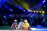 Seniman menampilkan drama kolosal Kesah Cahaya saat pembukaan Musabaqah Tilawatil Qur'an (MTQ) Nasional ke-30 Tahun 2024 di Stadion Gelora Kadrie Oening, Samarinda, Kalimantan Timur, Minggu (8/9/2024). MTQ Nasional ke-30 yang bertema Mewujudkan Masyarakat Cinta Al-Quran untuk Bangsa yang Bermartabat di Bumi Nusantara itu diikuti 1.998 peserta terdiri dari 1.567 peserta inti dan 431 cadangan dari 35 provinsi yang akan mengikuti delapan cabang perlombaan. ANTARA FOTO/M Risyal Hidayat/nym.