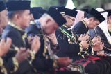 Presiden Joko Widodo (kanan) didampingi Menteri Agama Yaqut Cholil Qoumas (kedua kanan) berdoa saat pembukaan Musabaqah Tilawatil Qur'an (MTQ) Nasional ke-30 Tahun 2024 di Stadion Gelora Kadrie Oening, Samarinda, Kalimantan Timur, Minggu (8/9/2024). MTQ Nasional ke-30 yang bertema Mewujudkan Masyarakat Cinta Al-Quran untuk Bangsa yang Bermartabat di Bumi Nusantara itu diikuti 1.998 peserta terdiri dari 1.567 peserta inti dan 431 cadangan dari 35 provinsi yang akan mengikuti delapan cabang perlombaan. ANTARA FOTO/M Risyal Hidayat/nym.