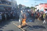 Sejumlah warga yang tergabung dalam Ikatan Masyarakat Situbondo Anti Korupsi (IMSAK) berunjuk rasa di perempatan Alun-alun Situbondo, Jawa Timur, Senin (9/9/2024). Ribuan massa tersebut mendesak Komisi Pemberantasan Korupsi segera menangkap Bupati Situbondo Karna Suswandi yang telah ditetapkan menjadi tersangka dalam dugaan kasus dana Pemulihan Ekonomi Nasional (PEN), Pengadaan Barang dan Jasa 2021-2024. Antara Jatim/Seno/um