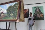 Pengunjung melihat lukisan yang dipajang dalam pameran bertajuk Kebersamaan di Malang, Jawa Timur, Selasa (10/9/2024). Pameran tersebut menampilkan sekitar 50 karya dari 16 seniman yang mengangkat kritik sosial tentang kesetiakawanan sosial dengan obyek manusia dan berlangsung hingga 29 September mendatang. Antara Jatim/Ari Bowo Sucipto/um