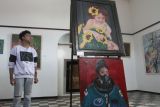 Pengunjung melihat lukisan yang dipajang dalam pameran bertajuk Kebersamaan di Malang, Jawa Timur, Selasa (10/9/2024). Pameran tersebut menampilkan sekitar 50 karya dari 16 seniman yang mengangkat kritik sosial tentang kesetiakawanan sosial dengan obyek manusia dan berlangsung hingga 29 September mendatang. Antara Jatim/Ari Bowo Sucipto/um