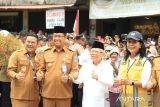 Wakil Presiden Republik Indonesia Ma'ruf Amin di dampingi PJ Gubernur Babel, Sugito (kedua kiri) dan Bupati Bangka Selatan, Riza Herdavid (paling kiri) saat meresmikan Pasar Toboali, Kabupaten Bangka Selatan, Selasa (10/9). (Antara Foto/Rusdianto)