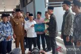 Wakil Presiden Republik Indonesia Ma'ruf Amin saat memberikan Sertifikat Halal kepada 100 Juru Sembelih Halal (Juleha) saat peresmian Pasar Toboali, Kabupaten Bangka Selatan pada Selasa (10/9). Antara Foto/ Aprionis