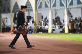 Presiden Joko Widodo bersiap menyampaikan sambutan saat membuka Musabaqah Tilawatil Qur'an (MTQ) Nasional ke-30 Tahun 2024 di Stadion Gelora Kadrie Oening, Samarinda, Kalimantan Timur, Minggu (8/9/2024). MTQ Nasional ke-30 bertemakan Mewujudkan Masyarakat Cinta Al-Quran untuk Bangsa yang Bermartabat di Bumi Nusantara itu diikuti 1.998 peserta terdiri dari 1.567 peserta inti dan 431 cadangan dari 35 provinsi yang akan mengikuti delapan cabang perlombaan. Antara Kaltim/M Risyal Hidayat