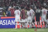 Presiden Joko Widodo (kiri) didampingi Menpora Dito Ariotedjo menyapa pesepak bola Timnas Indonesia usai bertanding melawan Timnas Australia pada laga Grup C putaran ketiga Kualifikasi Piala Dunia 2026 Zona Asia di Stadion Utama Gelora Bung Karno, Senayan, Jakarta, Selasa (10/9/2024). Pertandingan berakhir seri dengan skor 0-0. ANTARA FOTO/Hafidz Mubarak A/gp