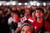 Warga menyaksikan pertandingan putaran ketiga kualifikasi Piala Dunia 2026 Zona Asia antara Timnas Indonesia melawan Australia di Surabaya Expo Center, Surabaya, Jawa Timur, Selasa (10/9/2024). Pemerintah setempat menyelenggarakan nonton bareng guna memfasilitasi antusiasme masyarakat untuk mendukung Timnas Indonesia yang berlaga pada pertandingan tersebut. ANTARA Jatim/Rizal Hanafi/mas.