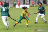 Pemain hoki Kalimantan Timur Feriana (tengah) berusaha melewati hadangan pemain hoki Jawa Timur Bernika Julia Marsella (kiri) pada pertandingan fase grup hoki outdoor putri PON XXI Aceh-Sumut di Lapangan Serbaguna Unimed, Deli Serdang, Sumatera Utara, Minggu (8/9/2024). Tim hoki putri Kalimantan Timur mengalahkan Jawa Timur dengan skor 5-0. Antara Kaltim/Makna Zaezar/mrh