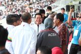 Direktur Utama BSI Hery Gunardi (tengah) berbincang dengan jajaran Direksi BSI dan stakeholder saat menghadiri Upacara Pembukaan PON Aceh - Sumut XXI 2024 yang dibuka oleh Presiden Republik Indonesia Joko Widodo di Stadion Harapan Bangsa, Banda Aceh, Senin (9/9).

Kehadiran PT Bank Syariah Indonesia (BSI) Tbk pada Pekan Olahraga Nasional (PON) XXI Aceh-Sumut 2024, khususnya penyelenggaraan di Provinsi Aceh, menunjukkan komitmen yang kuat dari Perseroan untuk mendukung pengembangan ekonomi dan kemajuan olahraga di Tanah Air.