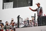 Presiden Joko Widodo menyapa penonton saat menghadiri upacara pembukaan PON XXI Aceh-Sumut 2024 di Stadion Harapan Bangsa, Banda Aceh, Aceh, Senin (9/9/2024). PON XXI Aceh-Sumut 2024 mempertandingkan sebanyak 65 cabang olahraga yang melibatkan hampir 13.000 atlet dari 38 provinsi dan berlangsung pada 9-20 September 2024. ANTARA FOTO/Aprillio Akbar/wsj.