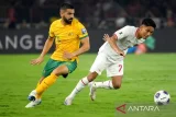 Pesepak bola Timnas Indonesia Marselino Ferdinan (kanan) berebut bola dengan pesepak bola Timnas Australia Aziz Behich pada laga Grup C putaran ketiga Kualifikasi Piala Dunia 2026 Zona Asia di Stadion Utama Gelora Bung Karno, Senayan, Jakarta, Selasa (10/9/2024). Pertandingan berakhir imbang dengan skor 0-0. Antara Kaltim/Aditya Pradana Putra/sgd/mrh