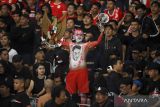 Suporter Indonesia memberikan dukungan kepada Timnas Indonesia saat melawanTimnas Australia pada laga Grup C putaran ketiga Kualifikasi Piala Dunia 2026 Zona Asia di Stadion Utama Gelora Bung Karno, Senayan, Jakarta, Selasa (10/9/2024). Pertandingan berakhir seri dengan skor 0-0.  ANTARA FOTO/Aditya Pradana Putra/gp