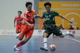 Pemain futsal Jatim Diaz Firman (kanan) mencoba melewati pemain futsal Kaltim Andi Chairul (kedua kanan) pada final futsal putra PON XXI Aceh-Sumut 2024 di Arena Futsal Dinas Pemuda dan Olahraga Sumatera Utara (Disporasu), Deli Serdang, Sumatera Utara, Minggu (8/9/2024). Kaltim berhasil memperoleh medali emas usai menang ata Kaltim meraih medali emas usai menang atas Jatim dengan 2-1. Antara Kaltim/Fauzan/rwa/mrh