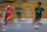 Pemain futsal Jatim Diaz Firman (kanan) menggiring bola dengan dibayangi pemain futsal Kaltim Fajar Aidil (kiri) pada pertandingan final futsal putra PON XXI Aceh-Sumut 2024 di Arena Futsal Dinas Pemuda dan Olahraga Sumatera Utara (Disporasu), Deli Serdang, Sumatera Utara, Minggu (8/9/2024). Kaltim meraih medali emas usai menang atas Jatim dengan 2-1. Antara Kaltim/Fauzan/rwa/mrh