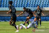 Pesepakbola Dewa United Angelo Rafael (kedua kiri) berebut bola dengan pesepakbola PSIS Semarang Fernandinho (kedua kanan) pada pertandingan BRI Liga 1 di Stadion Si Jalak Harupat, Kabupaten Bandung, Jawa Barat, Rabu (11/9/2024). Dewa United menang dengan skor 2-1. ANTARA FOTO/Raisan Al Farisi/agr