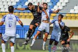 Pesepakbola Dewa United Angelo Rafael (kedua kiri) berebut bola dengan pesepakbola PSIS Semarang Roger Badia (ketiga kanan) pada pertandingan BRI Liga 1 di Stadion Si Jalak Harupat, Kabupaten Bandung, Jawa Barat, Rabu (11/9/2024). Dewa United menang dengan skor 2-1. ANTARA FOTO/Raisan Al Farisi/agr